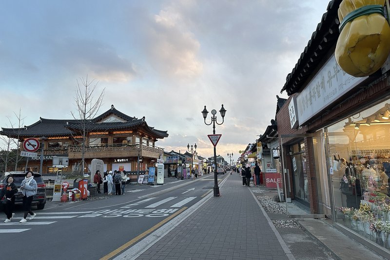 Hwangnidan-gil está al otro lado de la muralla de Daereungwon (1/2)