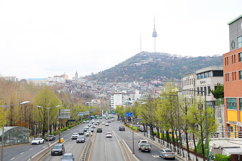 Haebangchon Ogeori and the Sinheung-ro hill (2/4)