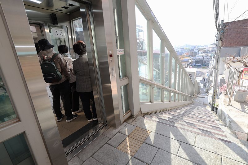 The 108 Stairs and the inclined elevator (4/4)