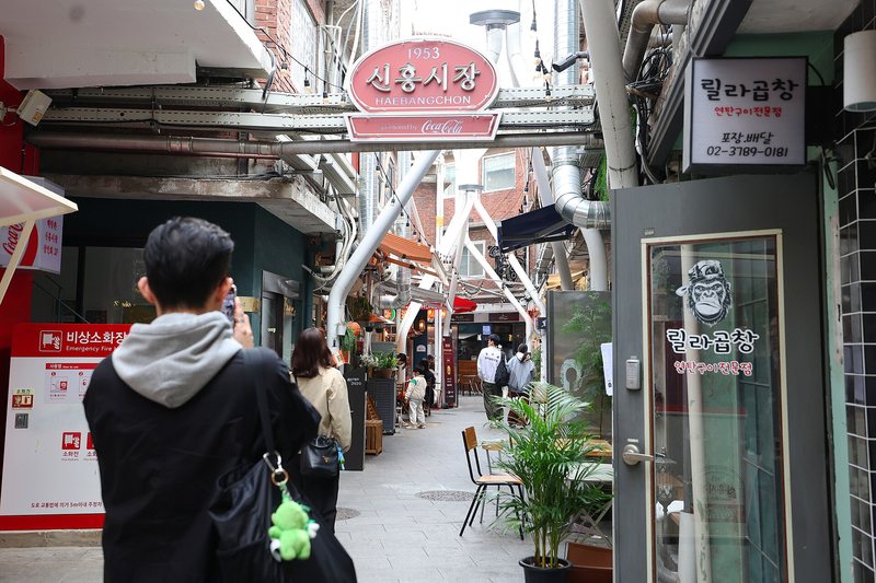 The Sinheung Market alley (1/3)