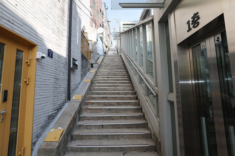 The 108 Stairs and the inclined elevator (3/4)