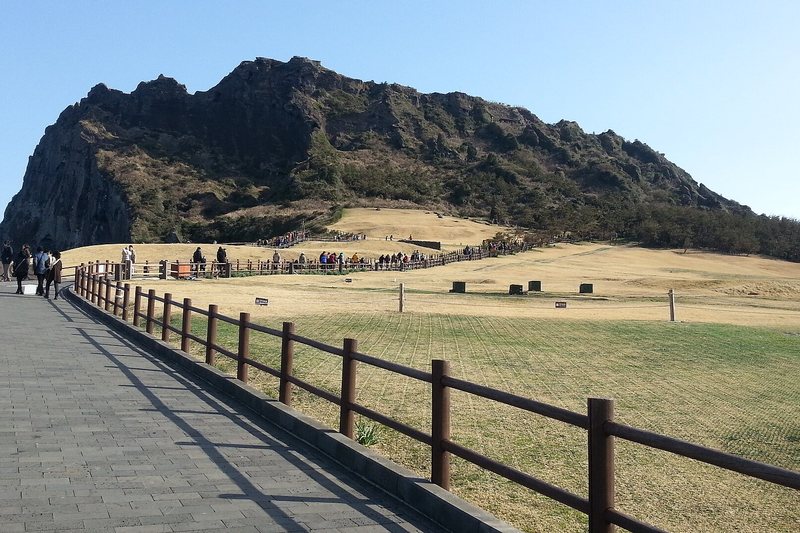 城山日出峰は、第1月曜日を避けて午前中に登ります (1/2)