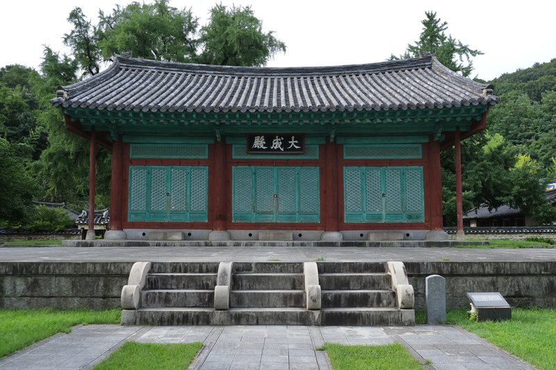 Jeonju Hyanggyo has few people in it (1/4)