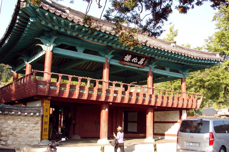 Jeonju Hyanggyo has few people in it (2/4)