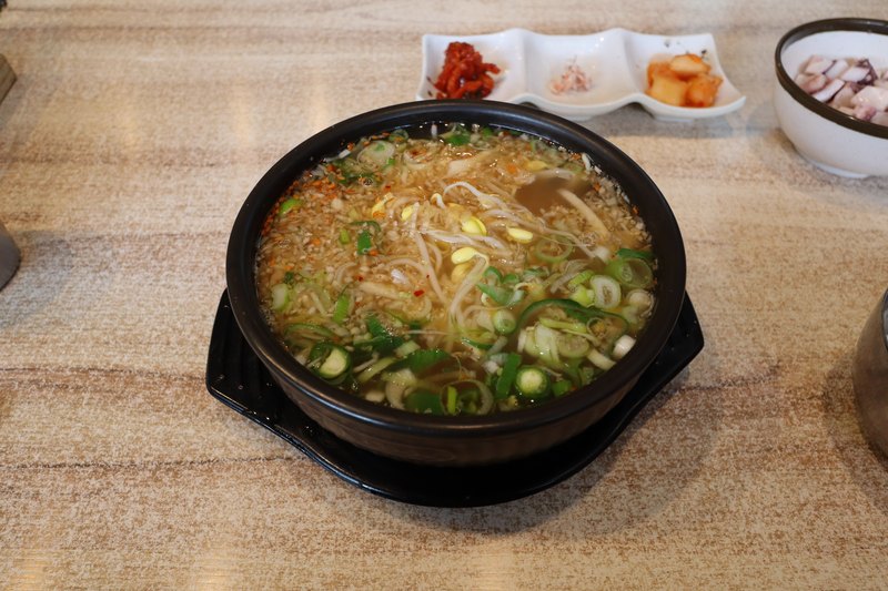 The next morning is bean sprout soup and moju (2/4)