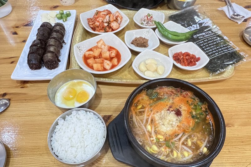The next morning is bean sprout soup and moju (1/4)