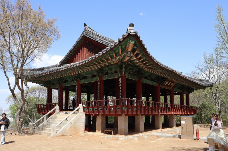From Omokdae the roofs come into view all at once (2/6)