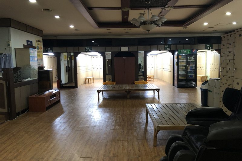 Change into the sauna clothes and the floor becomes mixed (3/3)