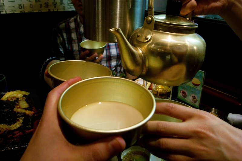 Count kettles in Samcheon-dong Makgeolli Alley (1/6)