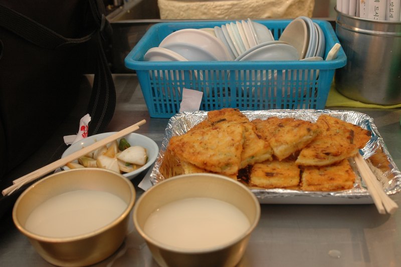 Count kettles in Samcheon-dong Makgeolli Alley (3/6)