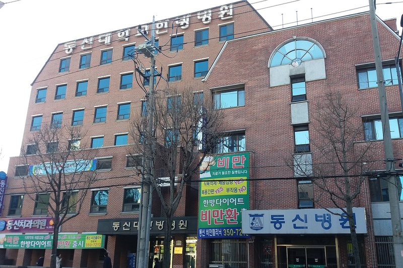 Choosing between a clinic and a hospital (1/2)