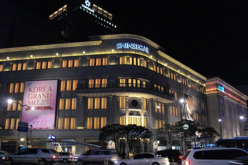 Two department stores and the winter lights (2/3)