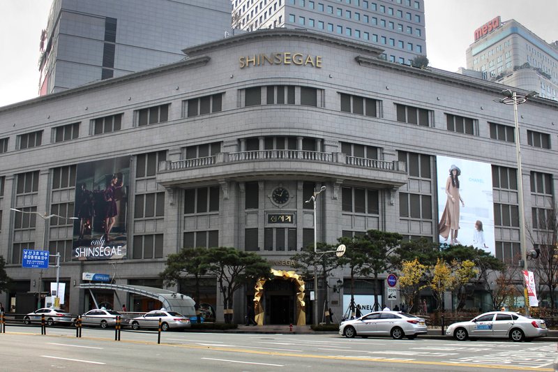 Two department stores and the winter lights (1/3)