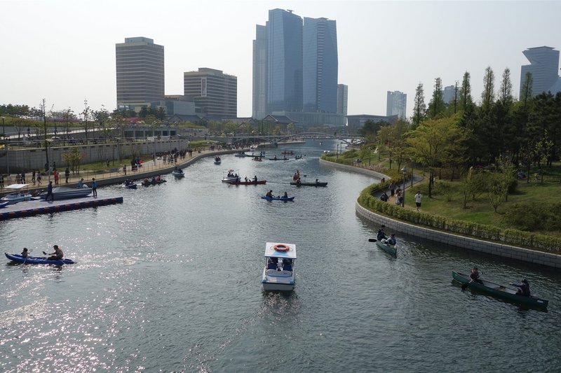 See the Central Park waterway from a water taxi (1/3)