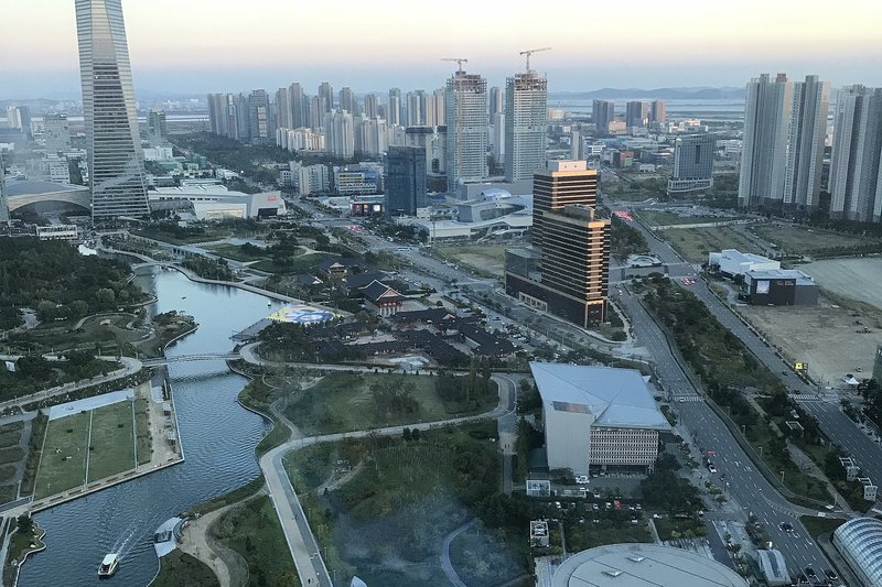 From the 33rd floor of G-Tower, the whole park comes into view (1/2)