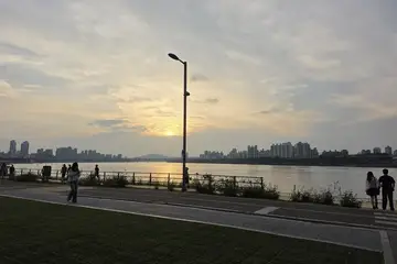 Pasear en bicicleta junto al río Han